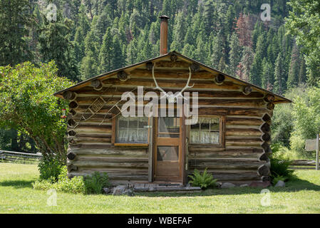 Vieille cabane à rouges Horse Ranch dans les montagnes de l'Oregon Wallowa. Banque D'Images