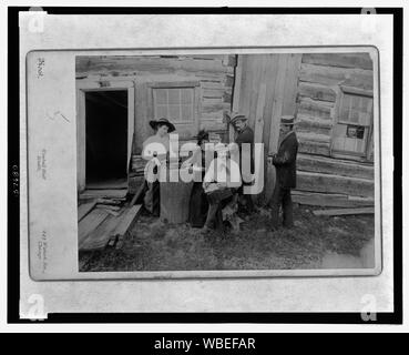 Vue de face d'une partie de la cabine de Lincoln avec un groupe composé de Mme Norah Gridley, Mlle Mary Coleman, la machine à écrire, les frères Megar, architectes, et M. Stille, et montrant un grand hall jeune petit-fils de Tho Lincoln en regardant par la fenêtre de l'est prix de la cabine / root, Kimball Hall Studio, 243 Wabash Ave., Chicago. Abstract/moyenne : 1 tirage photographique : albumine, sur la carte du cabinet mont. Banque D'Images