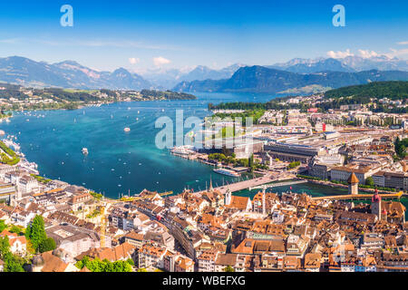 Centre-ville historique de Lucerne avec le célèbre Pont de la chapelle et le lac des Quatre-Cantons (Floralpina), Canton de Lucerne, Suisse Banque D'Images