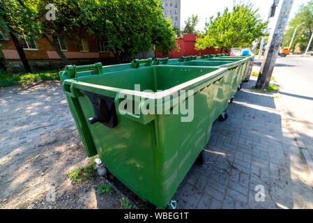 Un groupe de poubelles sur le côté de la route. Banque D'Images