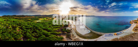 Graniro avec plage Santa Lucia vieille ville dans la région italienne de la Sardaigne sur la mer Tyrrhénienne, la Sardaigne, l'Italie, l'Europe. Banque D'Images