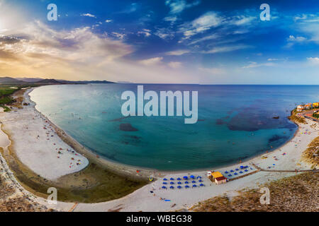 Graniro avec plage Santa Lucia vieille ville dans la région italienne de la Sardaigne sur la mer Tyrrhénienne, la Sardaigne, l'Italie, l'Europe. Banque D'Images