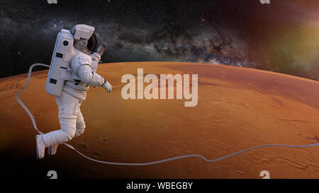 Au cours d'un astronaute dans l'espace au-dessus de la surface de la planète Mars Banque D'Images