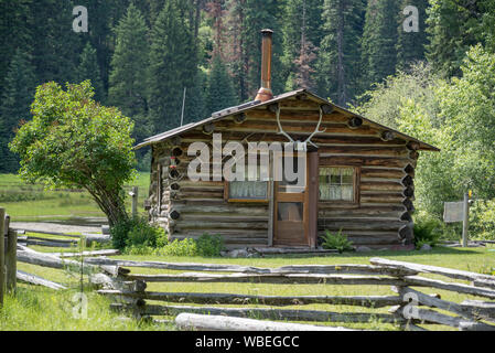 Vieille cabane à rouges Horse Ranch dans les montagnes de l'Oregon Wallowa. Banque D'Images