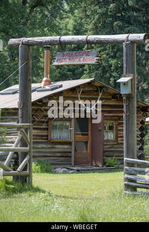 Vieille cabane à rouges Horse Ranch dans les montagnes de l'Oregon Wallowa. Banque D'Images