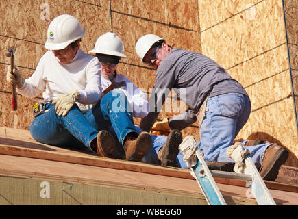 Oakland, Californie - Jan 8, 2011 : Les bénévoles aident à construire de nouvelles maisons pour les pauvres avec Habitat pour l'humanité Banque D'Images