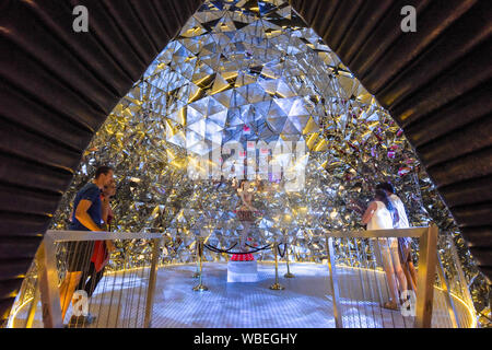 Le Tyrol, Autriche. Août 26, 2019. Personnes visitent le cristal de Swarovski à Wattens, dans le Tyrol, Autriche, le 26 août 2019. Swarovski Crystal Worlds a été ouvert en 1995 pour marquer le centenaire de la fondation de l'entreprise. Il est l'un des plus populaires attractions touristiques en Autriche et a attiré plus de 14 millions de visiteurs de partout dans le monde. Credit : Guo Chen/Xinhua/Alamy Live News Banque D'Images