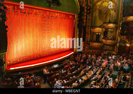 Personnes visitent le New Amsterdam Theatre, un théâtre de Broadway situé au 214 West 42e Rue, entre la 7e et 8e avenues dans le théâtre. Banque D'Images