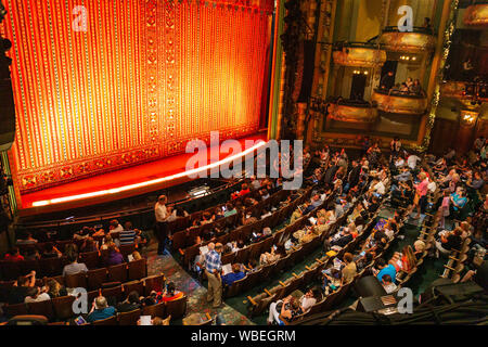 Personnes visitent le New Amsterdam Theatre, un théâtre de Broadway situé au 214 West 42e Rue, entre la 7e et 8e avenues dans le théâtre. Banque D'Images