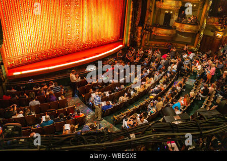 Personnes visitent le New Amsterdam Theatre, un théâtre de Broadway situé au 214 West 42e Rue, entre la 7e et 8e avenues dans le théâtre. Banque D'Images