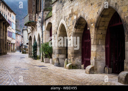 Saint-Antonin-Noble-Val, France - Janvier 08, 2013 : maisons, rues, river et de l'architecture du village Banque D'Images