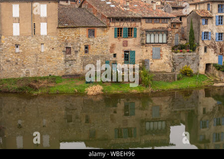 Saint-Antonin-Noble-Val, France - Janvier 08, 2013 : maisons, rues, river et de l'architecture du village Banque D'Images