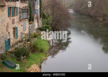 Saint-Antonin-Noble-Val, France - Janvier 08, 2013 : maisons, rues, river et de l'architecture du village Banque D'Images