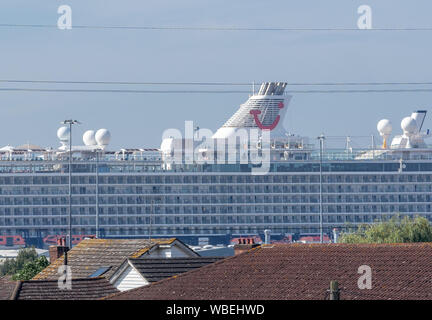 Un bateau de croisière TUI avec un logo TUI rouge sur ses tours en entonnoir au-dessus de certaines maisons de Southampton, Angleterre, Royaume-Uni Banque D'Images