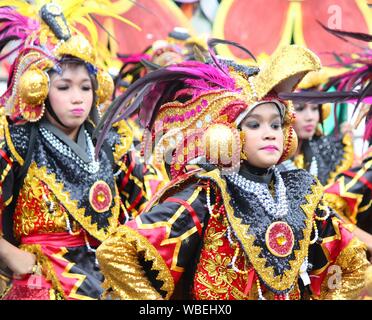 La ville de Davao, Philippines-August 2014 : les participants en costumes colorés à l'Kadayawan concours de danse de rue. Banque D'Images