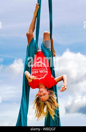 Jeune fille sur la scène ; les soies de cirque aérien Salida Circus summer camp finale ; Salida, Colorado, USA Banque D'Images