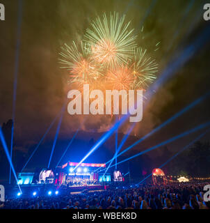 Edinburgh, Ecosse, Royaume-Uni. 26 août 2019. Virgin Money Fireworks Concert au château d'Édimbourg et de Princes Street Gardens pour marquer la fin de la 2019 Festival international d'Édimbourg. La musique interprétée par le Scottish Chamber Orchestra. Iain Masterton/Alamy Live News. Banque D'Images