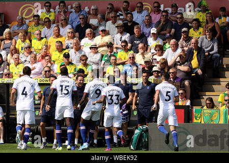 Tammy Abraham de Chelsea fête son premier but avec le manager de Chelsea, Frank Lampard, 0-1 - Norwich City v Chelsea, Premier League, Carrow Road, Norwich, UK - 24 août 2019 Editorial N'utilisez que des restrictions s'appliquent - DataCo Banque D'Images