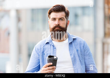 Grandes idées viennent d'un très bon café. L'homme de boire du café à emporter. Homme barbu vous détendre en plein air. Pause café concept. Accro à la caféine. Le café du matin. Hipster matures profiter de boissons chaudes. Banque D'Images