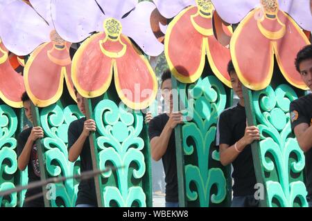 La ville de Davao, Philippines-August 2014 : Street dancers tenir accessoires colorés au cours d'une présentation à l'Kadayawan festival. Banque D'Images