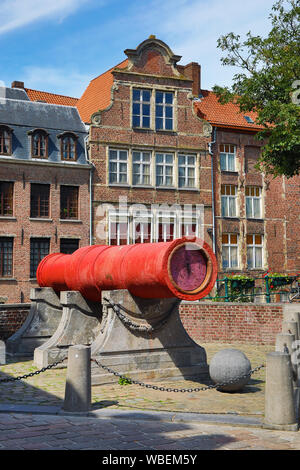 La Dulle Griet canon rouge également connu sous le nom de Mad Meg dans Grootcanonplein, Gand, Belgique Banque D'Images