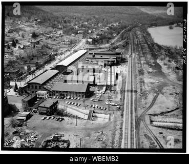 Vue aérienne générale, la reconnaissance aérienne I. - Erie Railway, ateliers de réparation, Susquehanna et principales rues, buveur, Susquehanna Susquehanna Comté, PA ; Anglais : vue sur les ateliers de réparation, Susquehanna & principale rues buveur, Susquehanna Depot, New York. Construit par le 1864-66 Erie Railway (plus tard l'Erie Railroad). Vue vers l'ouest ; la rivière Susquehanna se trouve sur la droite. À la gauche de la tour de l'eau sont la menuiserie et ateliers de peinture (1866). Sur leur gauche, en face de la rue principale, est l'atelier de réparation de locomotives (1866), transformée en atelier de peinture en 1929. Le plus grand bâtiment au-delà de l'atelier de réparation est la Banque D'Images