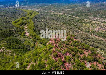 Vue paysage de Rocky, le canyon, la colline, la végétation verte et forêt sur le pays à pied et ranch appelé El Gavilan, fait partie du bassin du fleuve du Sonora à mesure qu'elle traverse la municipalité de Hernosillo, Sonora au Mexique. Sound désert. vue aérienne, d'en haut (© Photo : LuisGutierrez NortePhoto.com) / vista arrea paisaje de peñasco, Cañada, cerro, vegeracion verde y bosque de matorral en el paseo campestre y rancho llamado el Gavilan, forma parte de la cuenca del Rio Sonora a su paso por el municipio de Hernosillo, Sonora au Mexique. Désert de Sonora. (© Photo : LuisGutierrez NortePhoto.com) / Banque D'Images