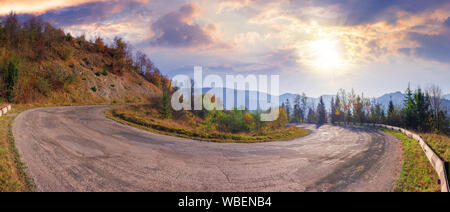 Panorama d'une serpentine road dans les montagnes. beau décor de l'automne dans la lumière du matin. météo septembre merveilleux avec des nuages sur le ciel. débarrasser Banque D'Images