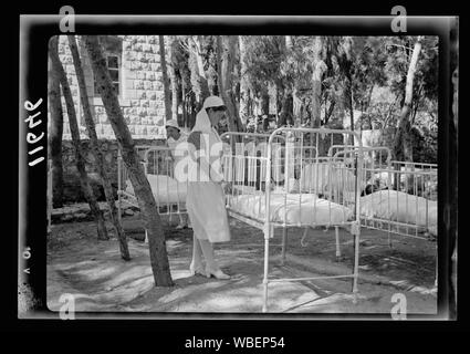 Galilée voyage. Safad. Lit bébé dans l'hôpital de Pine Grove Abstract/medium : G. Eric et Edith Matson Photograph Collection Banque D'Images