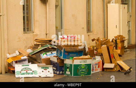 Tas de carton sur le trottoir en attente de collecte pour le recyclage Banque D'Images