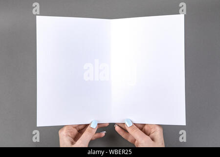 Une femme holding white brochure. Modèle d'identité Banque D'Images