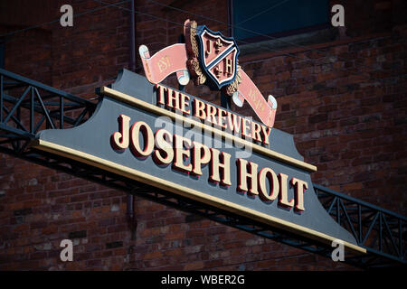La signalisation pour Joseph Holt brasserie située sur la rue de l'Empire dans la région de Strangeways Manchester, UK. Banque D'Images