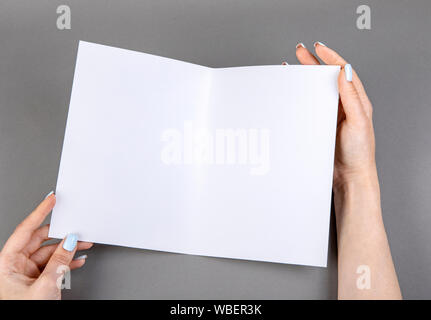 Une femme holding white brochure. Modèle d'identité Banque D'Images