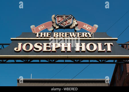 La signalisation pour Joseph Holt brasserie située sur la rue de l'Empire dans la région de Strangeways Manchester, UK. Banque D'Images
