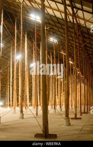 L'intérieur imposant de massive & patrimoine unique répertorié stick hangar avec forêt de bois énorme prend en charge, ancien hangar de stockage du grain en Murtoa Australie Banque D'Images