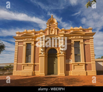 Décoration magnifique et pittoresque du xixe siècle historique de ville sous ciel bleu zébré de nuages à Quorn, Australie du Sud Banque D'Images