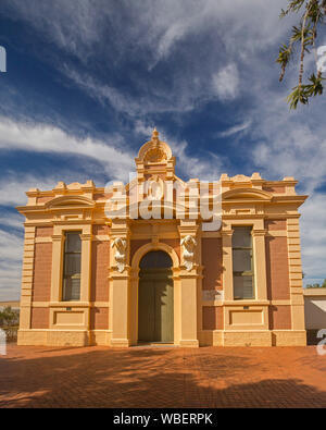 Décoration magnifique et pittoresque du xixe siècle historique de ville sous ciel bleu zébré de nuages à Quorn, Australie du Sud Banque D'Images