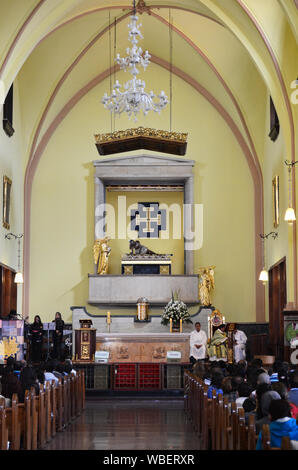 BOGOTA, COLOMBIE - le 25 janvier 2014 : Les personnes qui désirent visiter la basilique du seigneur de Monserrate. Banque D'Images