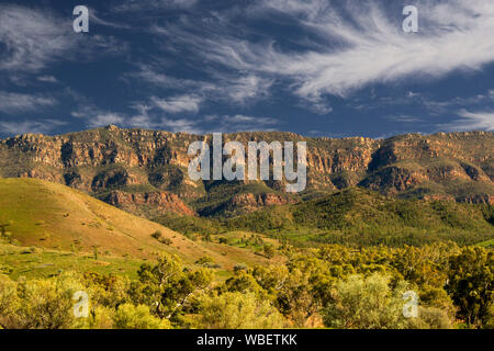 Superbe paysage coloré dans le parc national de Flinders Ranges avec plages rocheuses rouge robuste atteignant jusqu'en ciel bleu zébré de nuages, l'Aust Banque D'Images