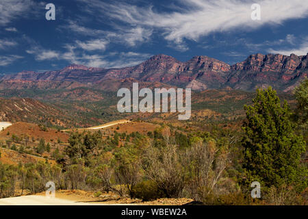 Paysage magnifique dans le parc national de Flinders Ranges avec plages rocheuses rouge robuste atteignant jusqu'en ciel bleu zébré de nuages, l'Australie du Sud Banque D'Images