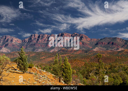 Paysage magnifique dans le parc national de Flinders Ranges avec plages rocheuses rouge robuste atteignant jusqu'en ciel bleu zébré de nuages, l'Australie du Sud Banque D'Images