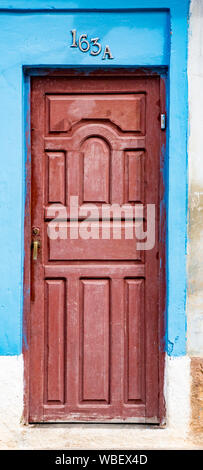 Trinidaad, Cuba 26 Nov 2017 - porte rouge sur mur bleu et blanc Banque D'Images