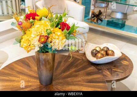 Arrangement de fleurs de roses et d'oeillets décorant le salon de la maison Banque D'Images