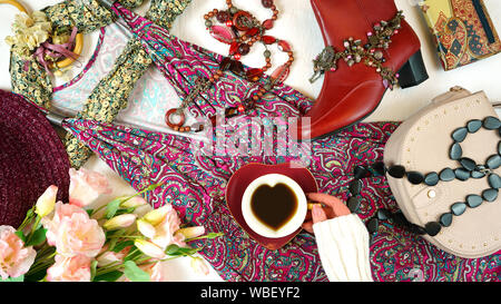 Sur-tendance Boho Chic fashion télévision mise en page avec des fleurs rose rouge robe d'été et d'accessoires. Banque D'Images