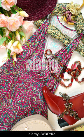 Sur-tendance Boho Chic fashion télévision mise en page avec des fleurs rose rouge robe d'été et d'accessoires. Banque D'Images