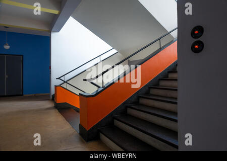 Le Bauhaus Dessau intérieur. Escaliers escalier dans le bâtiment du Bauhaus Dessau Allemagne. Conçu par Walter Gropius. Les couleurs Les couleurs d'origine restaurés. Banque D'Images