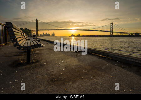 Lever du soleil à l'Ambassadeur bridge sur la rivière Detroit Banque D'Images