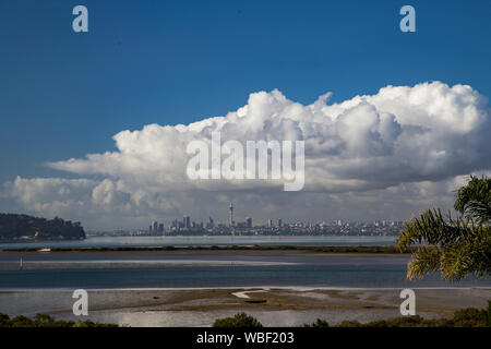 Auckland City scape de West Port. Donnant sur Sky tower et les édifices de l'autre côté du port à marée basse. Les nuages sont de construction haut. Banque D'Images