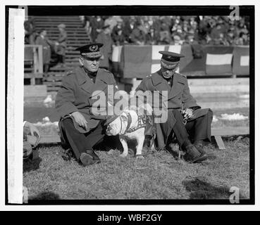 Le général Lejeune & Gen. Eli Cole à C.U. - Quantico Marine jeu, 10/31/25] [Résumé/moyenne : 1 négatif : vitrage ; 4 x 5 in. ou moins Banque D'Images