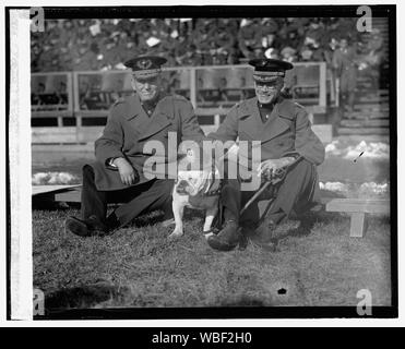 Le général Lejeune & Gen. Eli Cole à C.U. - Quantico Marine jeu, 10/31/25 Résumé/moyenne : 1 négatif : vitrage ; 4 x 5 in. ou moins Banque D'Images